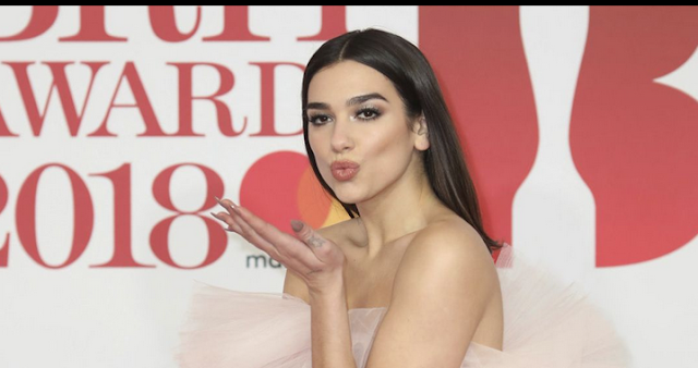  H Dua Lipa εντυπωσίασε με ροζ φόρεμα πριγκίπισσας στα Brit Awards