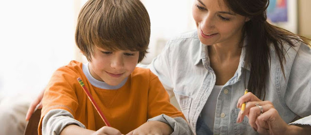  Γονείς, σταματήστε το «καραούλι» στην μελέτη του παιδιού