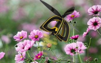 Το drone μέλισσα που γονιμοποιεί λουλούδια