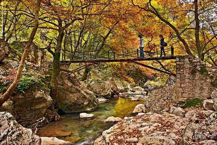 Δυο Ελληνικά χωριά "πέτρινα κοσμήματα" που τα χωρίζει ένα ερμητικό ποτάμι. Ομορφιά που κόβει την ανάσα
