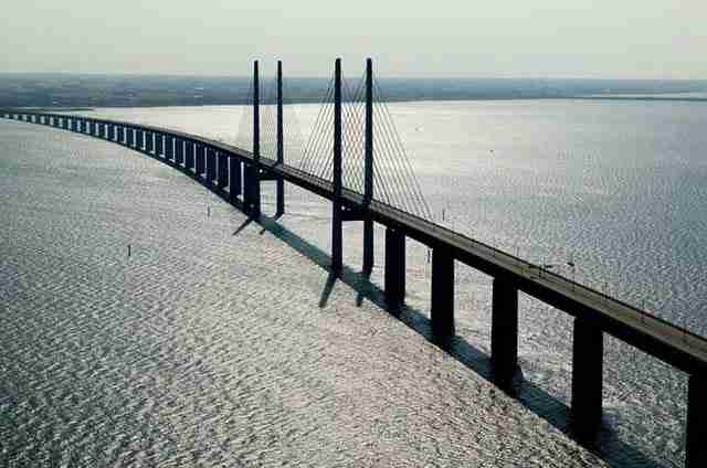 Αυτή η καταπληκτική γέφυρα μετατρέπεται σε τούνελ και συνδέει την Δανία με την Σουηδία
