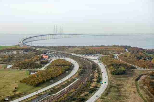 Αυτή η καταπληκτική γέφυρα μετατρέπεται σε τούνελ και συνδέει την Δανία με την Σουηδία
