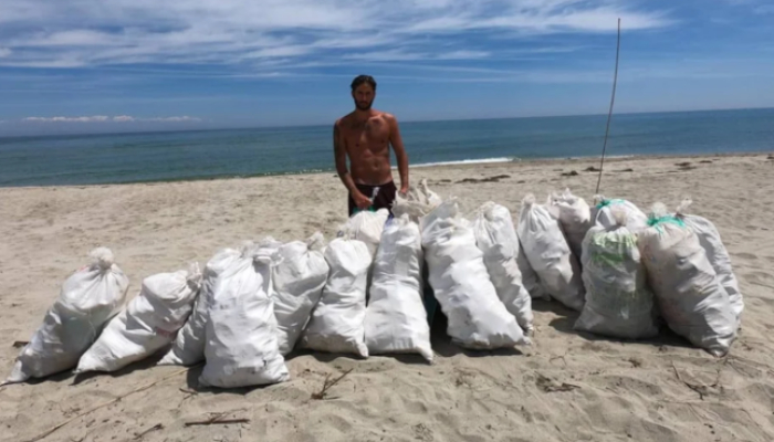 Έλληνας ράπερ καθάρισε παραλία 1,5 χιλιομέτρου στη Λάρισα, γεμίζοντας 20 σακιά με σκουπίδια (vid)